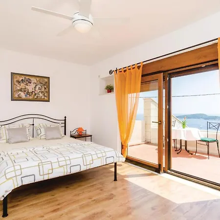 Сasa de vacaciones Six-bedroom In *