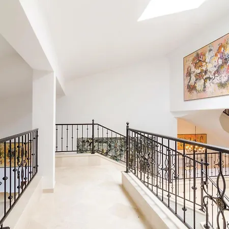 Six-bedroom In Сasa de vacaciones