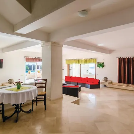 Six-bedroom In Holiday home Orasac