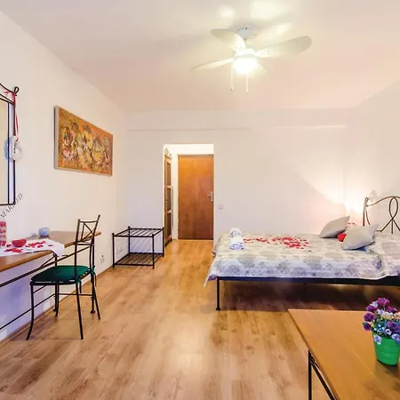 Six-bedroom In Holiday home