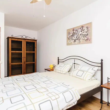 Six-bedroom In * Orasac