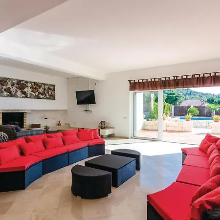 Six-bedroom In
