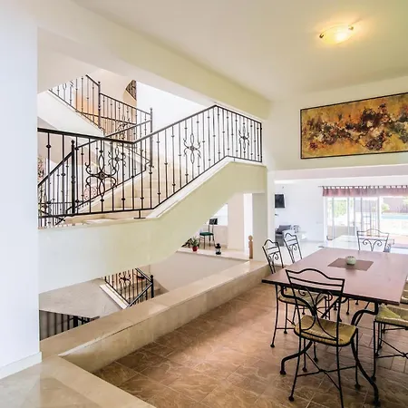 Six-bedroom In Holiday home Orasac