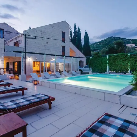 Six-bedroom In Holiday home *