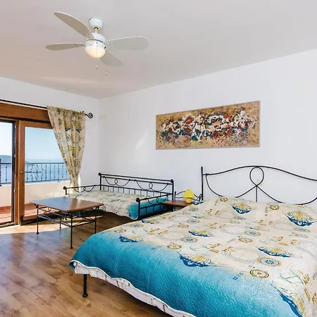 Six-bedroom In Holiday home