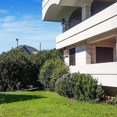 Six-bedroom In Orasac