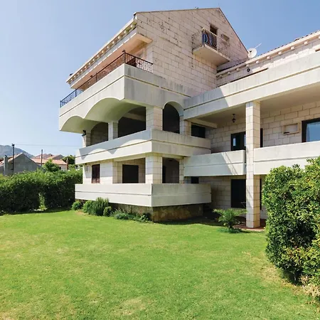 Six-bedroom In