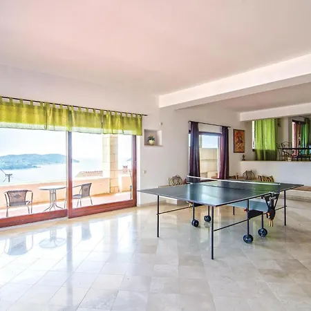Holiday home Six-bedroom In Orasac